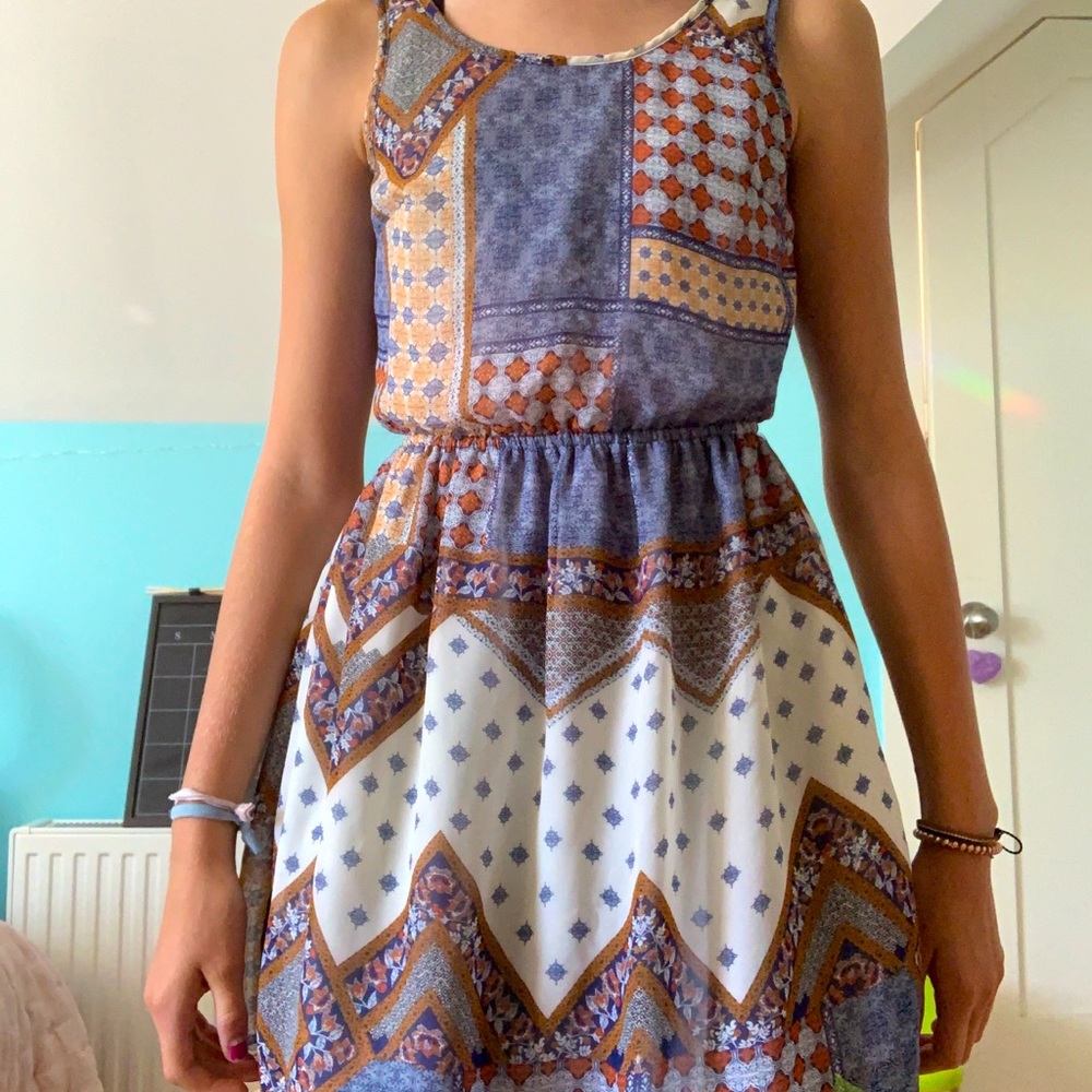 divided women’s size 6 patterned dress